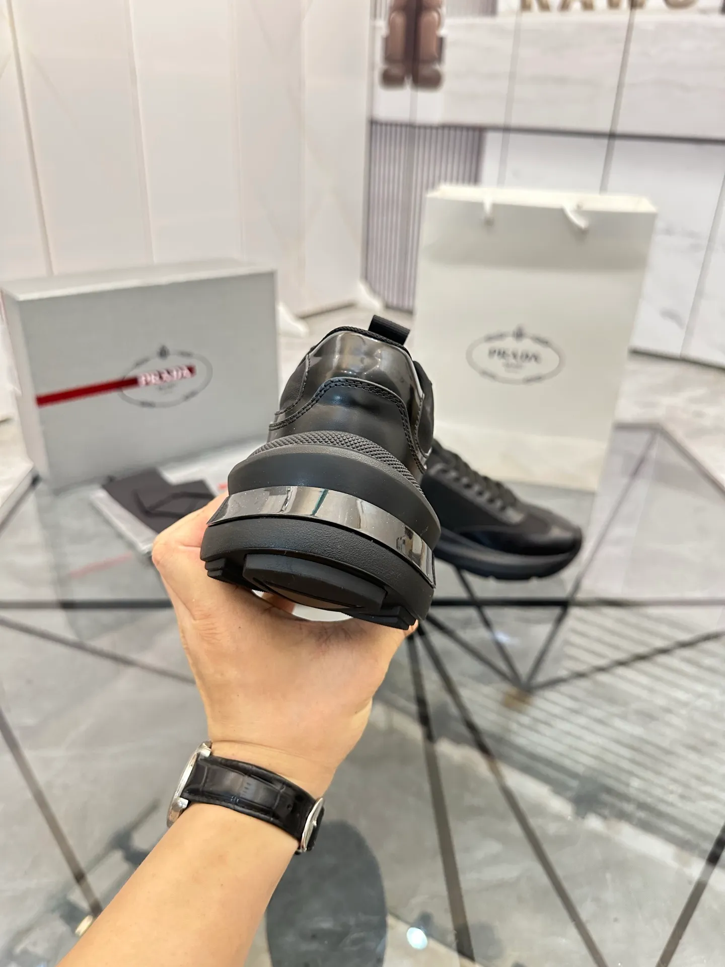 Men's shoes: 💰P680¥ High-end top quality Product trademark: Prada *"Prada*" low-top casual shoes Regular size: 38-45 (can be customized to 46) Product materials: Upper imported cowhide spliced ​​with breathable mesh, breathable lining, cowhide foot pads, original ultra-light foam outsole. No.: 001